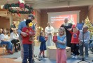 Sch&uuml;lerInnen beim Weihnachtsgottesdienst