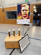 Plakat, B&uuml;sten und Spruch von Dietrich-Bonhoeffer in der Turnhalle aufgestellt