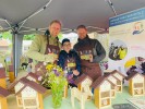 Lehrer und Sch&uuml;ler der Werkgruppe beim Verkauf der Insektenhotels