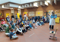 Sch&uuml;lerinnen und Sch&uuml;ler mit Professor Turbo