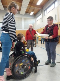 Frau Peerenboom und Sch&uuml;ler*innen bei Abschiedsfeier