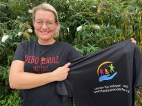 Frau Keuken präsentiert das 50 Jahre Dibo-Shirt