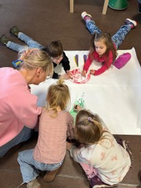 Schüler*innen gestalten ein Plakat