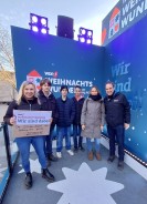 Krankenschwestern und Sch&uuml;ler vor WDR 2 Glashaus in Essen