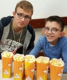 Zwei Schüler verkaufen Popcorn