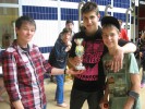Schüler mit dem gewonnenen Pokal.