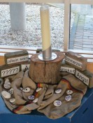 Kerze mit kleinen und großen Steinen drumherum