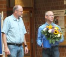 Schulleiter Manfred Strodt übergibt dem neuen Konrektor Martin Perret einen Blumenstrauß.