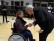 Der Bürgermeister beugt sich zu einer Schülerin im Rollstuhl herunter und gratuliert ihr.