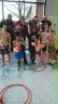 Gruppenbild der Flying Aardvarks mit einigen Schülern im Schwimmbad.