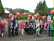 Auf dem Bild sind Schüler zu sehen, die einen roten Luftballon in der Hand halten.