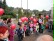 Die neuen Schüler mit ihren roten Luftballons in der Hand.