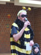 Das Bild zeigt den Schulleiter im Bienenkostüm.