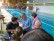 Das Bild zeigt die Schwimmtrainerin mit zwei Schülern.