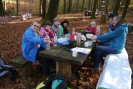 Schüler machen Picknick im Wald
