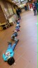 Kinder liegen auf dem Bogen und demonstrieren die Länge eines Dinosauriers.