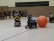 Das Foto zeigt das Spiel mit dem orangen Riesenball und einigen Schülern.