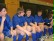 Das Bild zeigt 6 Schüler unserer Mannschaft in blauen Trikots, die auf einer Bank sitzen.