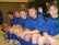 Das Bild zeigte einige Schüler unserer Mannschaft in blauen Trikots, wie sie auf einer Bank sitzen.