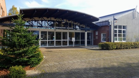 Der Haupteingang der LVR-Dietrich-Bonhoeffer-Schule.