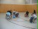Das Bild zeigt eine Gruppe von Schülern und Schülerinnen bei dem Rollisportunterricht